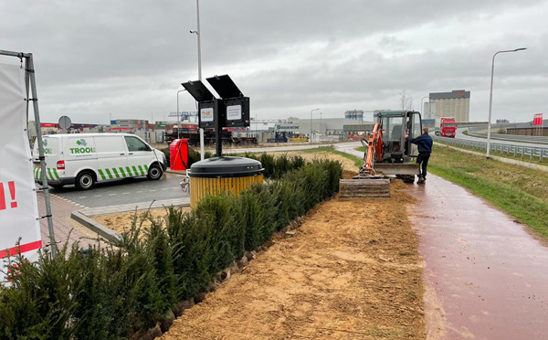 Taxushagen plaatsen bij een Avia tankstation